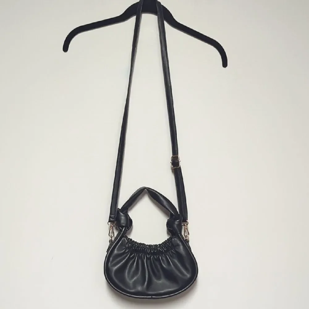 Elegant Black Crossbody Bag with Slouchy Design